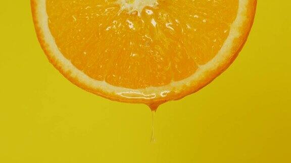 蜂蜜从橘子片上滴下来