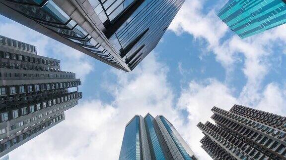时间推移:垂直的高层摩天大楼在香港城市景观与云移动的背景