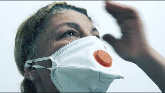 年长妇女戴口罩隔离冠状病毒