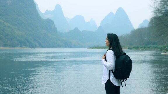 中国桂林一名女游客走在漓江边