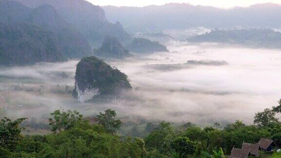 云雾缭绕的热带山地露营区
