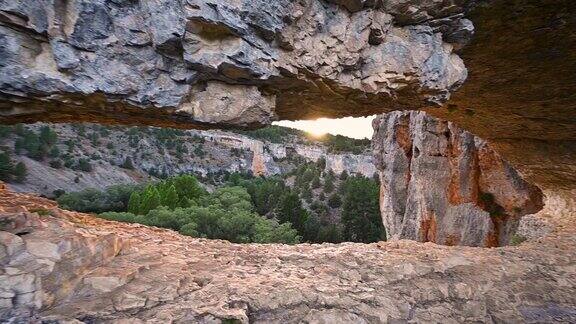 在西班牙索里亚的狼河峡谷阳光透过一个风景优美的岩石形成的洞高质量4k镜头