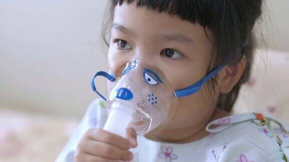生病的孩子通过喷雾器呼吸