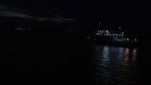 晚上渡船到达港口