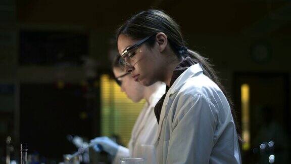 在实验室工作的年轻女子
