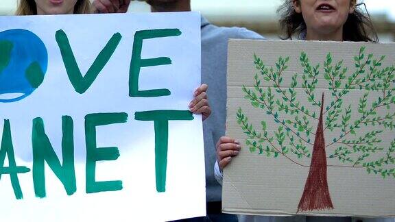 志愿者展示热爱地球的口号生态灭绝森林砍伐