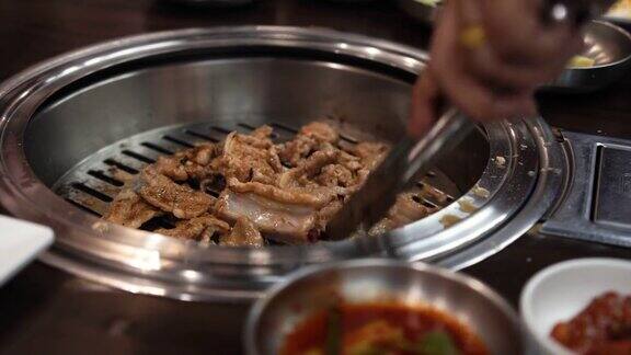 韩国传统的扒猪肉、烧烤、韩式食品、韩式热锅烤肉的烹饪方式
