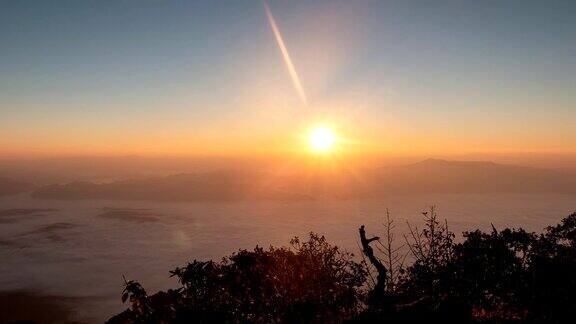 岛琅江岛山顶云雾缭绕的山脉上的日出景色