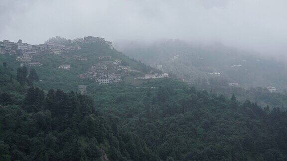 印度山区城镇位于喜马拉雅山上