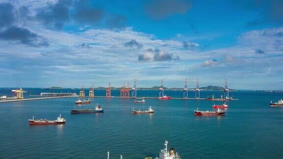 4KTimeLapse或HyperLapse:油船油轮停泊在海上等待装载或卸载石油的码头从炼油厂在海上运输