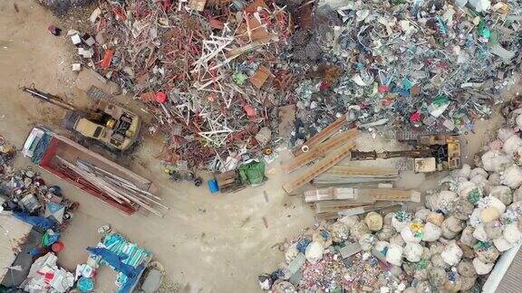 鸟瞰图的回收工业工厂与挖掘车辆和工人