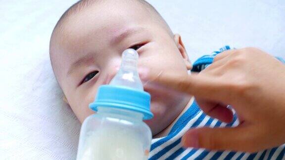 婴儿喝牛奶