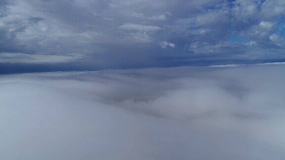空中平流雾的航拍照片