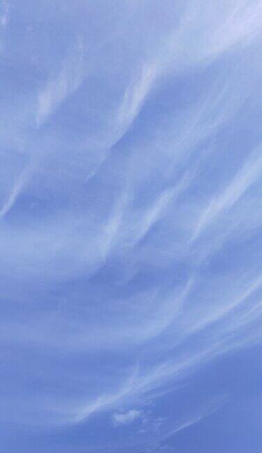 艺术的卷云漂浮在天空
