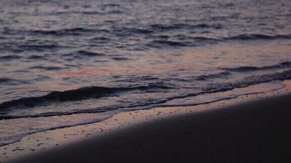 海浪在海滩上日落太阳-特写