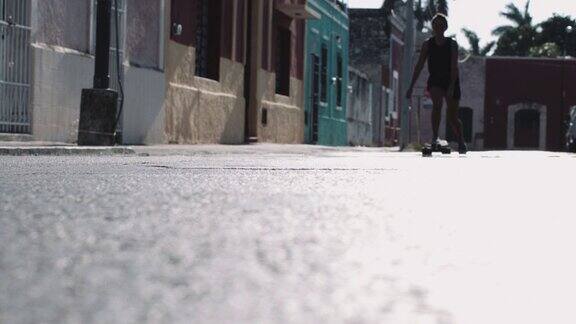 都市溜冰女孩在街上