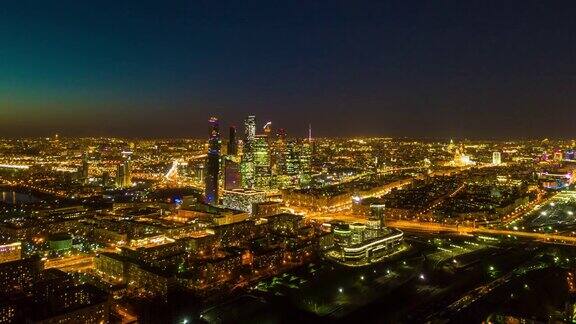 夜晚照亮莫斯科城市交通街道航拍城市景观全景4k时间流逝俄罗斯