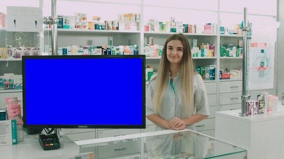 在药房女药剂师站在监视器旁边和屏幕的拷贝空间