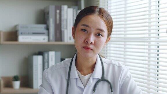 POV亚洲女医生与病人视频通话远程健康远程医疗