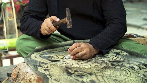 工匠加工泰国著名的水牛皮影戏泰国南部地区的手工艺艺术(有选择的焦点)