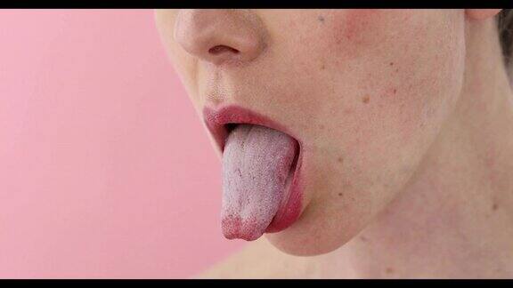 女人舌头侧面的特写