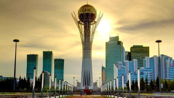 Bayterek塔在哈萨克斯坦首都阿斯塔纳美丽的日落时光流逝