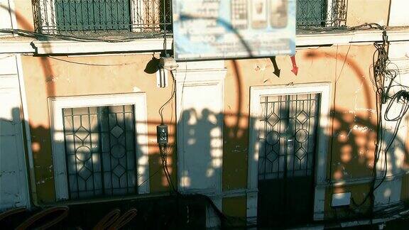 玻利维亚拉巴斯大街上人们的剪影