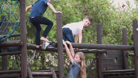 一群孩子在公园里和朋友们在攀爬架上玩耍
