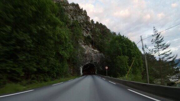 行驶在挪威峡湾的POV汽车:Sognfjord隧道