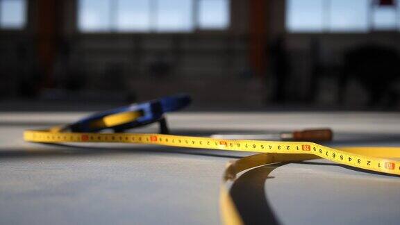 黄色卷尺在建筑工地的混凝土地板上测量