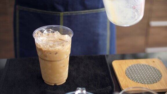 咖啡师制作冰咖啡将咖啡倒入杯中加冰