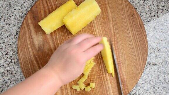 厨师切菠萝健康食品