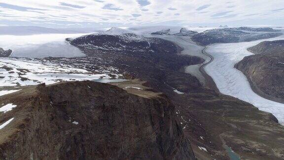 无人机镜头沿着格陵兰岛的一个史诗般的悬崖飞行