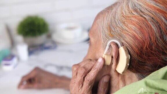 助听器概念有听力问题的资深女性