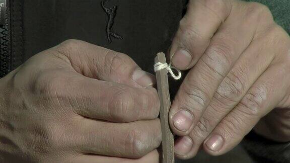 一个穷人用木条箱做风筝时系绳子的手关闭了