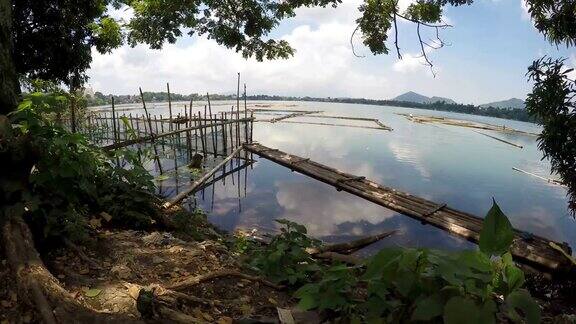 山湖竹竿结构及木筏跟踪拍摄