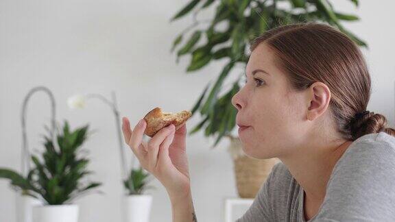 一个女人吃东西的慢镜头