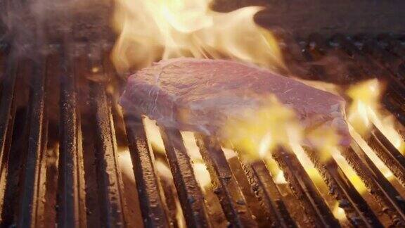 厚生西冷牛排慢动作扔到烤架上火焰在牛排击中