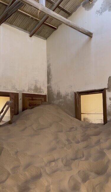 沙漠中科尔曼斯科普鬼城的废弃建筑屋子里有沙子