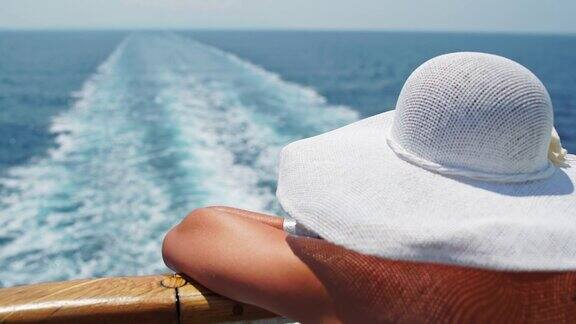 戴着帽子的女人在游轮上欣赏风景