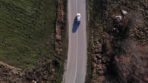 航拍一架无人机从山-通过山的道路山的岩石景观