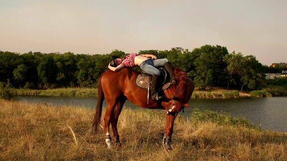 女孩骑着马躺在湖边