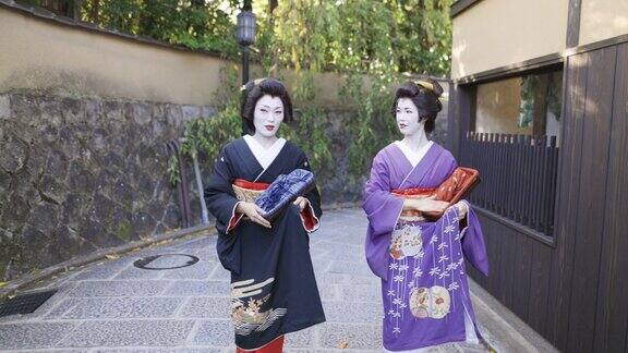 在京都祗园街头行走的艺妓