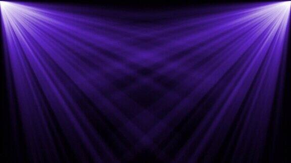 紫色的舞台灯光在蓝色的演播室闪烁巨大的聚光灯从天空照亮了这一景象舞台上的灯光所有的灯都集中在一点上表演艺术、派对、灯光、活动、庆典、飞碟、瞬间移动视频等概念
