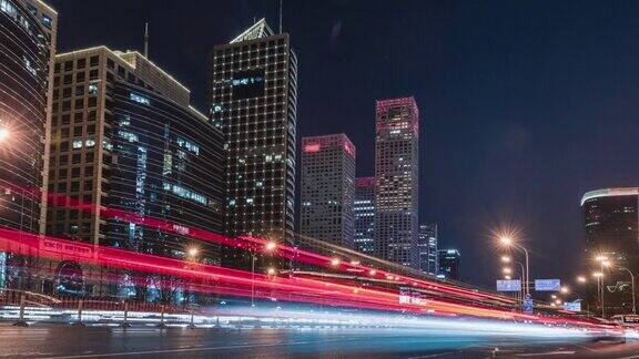 北京夜间交通的低角度视图