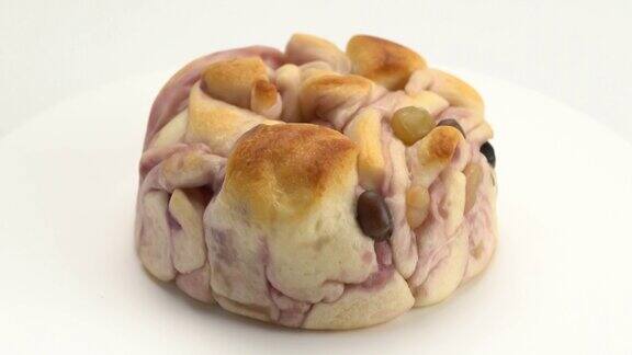高视角旋转紫薯面包与混合豆
