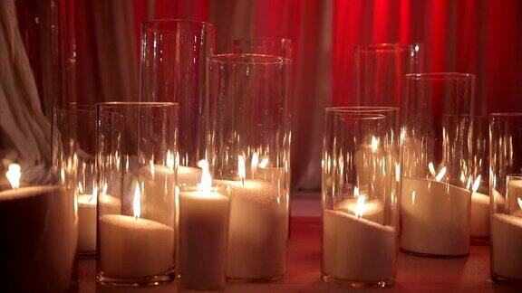 白色织物地板上的玻璃蜡烛