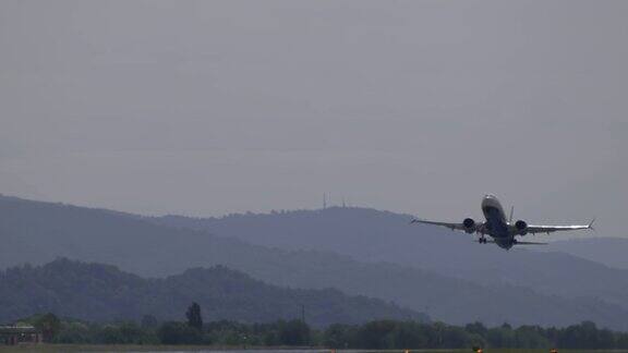 机场瑞安航空公司飞机起飞