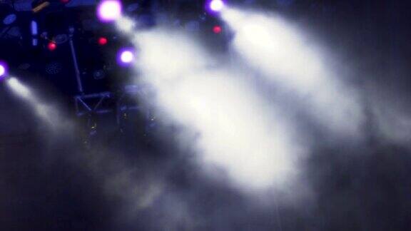 舞台上的聚光灯和烟雾
