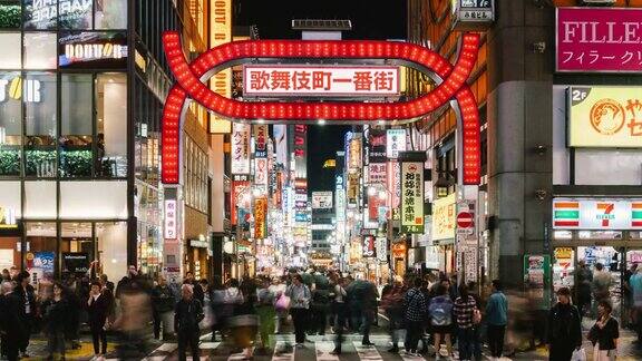 在歌舞伎町红灯区拥挤的亚洲人行人和过马路的时间流逝日本的夜生活文化东京的标志性旅游景点或日本的交通概念